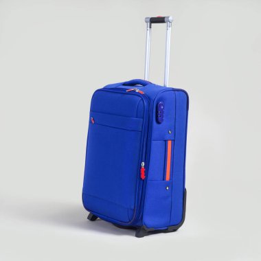 Mavi kumaş çanta beyaz arka plan üzerinde izole.