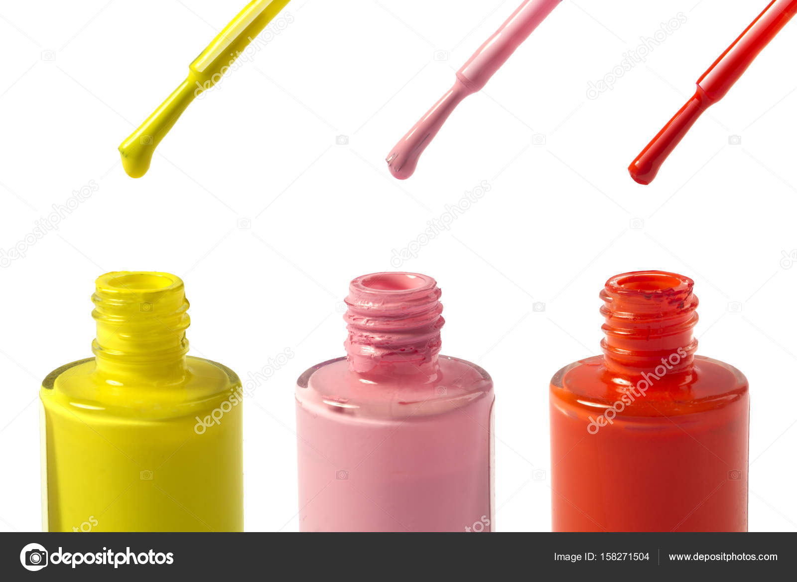Bouteilles de vernis à ongles jaune, rose et rouge isolés sur fond blanc \u2014 Photo