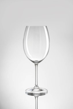 boş şarap cam yansıması ile