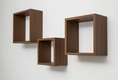 Beyaz izole duvar raf kümesi yan görünüm