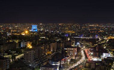 Abdoun köprü ve Amman dağlar, gece