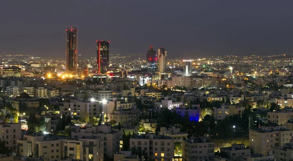 Modernas torres en el área de Abdali por la noche - plano nocturno del nuevo centro de la ciudad — Foto de Stock