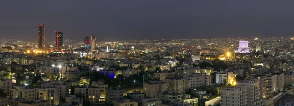 Panoramisch uitzicht van het nieuwe centrum van de Ammans bij nacht — Stockfoto