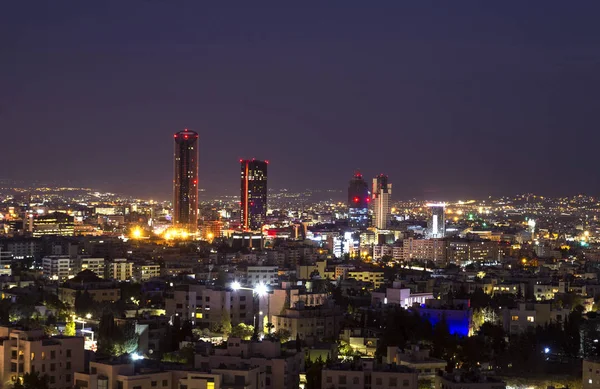 Torres y hoteles del área de Abdali por la noche — Foto de Stock