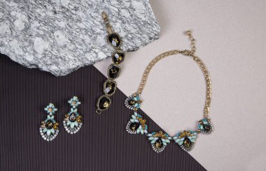 Altın kolye zinciri ve granit Bileziğinde