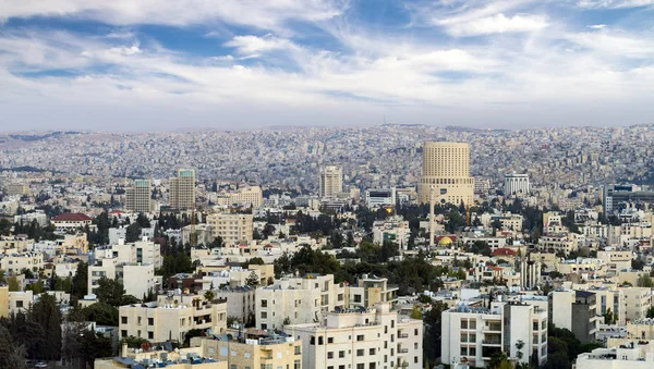 De weergave van Amman stad vanuit lucht - weergave van moderne gebouwen in Amman de hoofdstad van Jordanië — Stockfoto