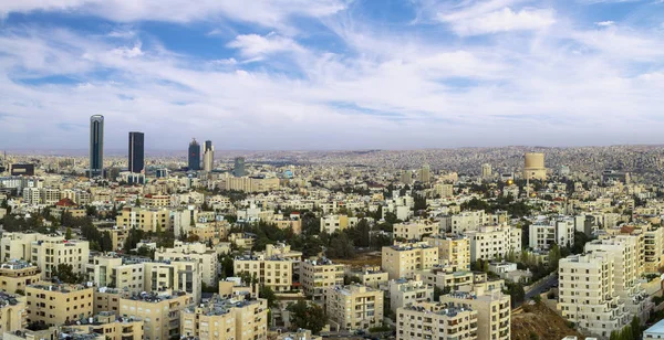 Panoramisch uitzicht over Amman moderne gebouwen in het centrum van de nieuwe — Stockfoto