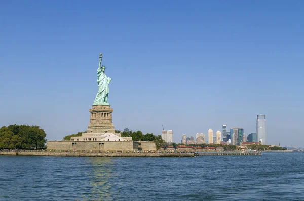 A Estátua da Liberdade e Manhattan Skyline — Fotografia de Stock