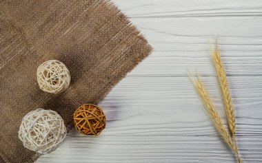 Buğday taneleri ve Beyaz ahşap zemin üzerinde dekoratif ahşap küreler