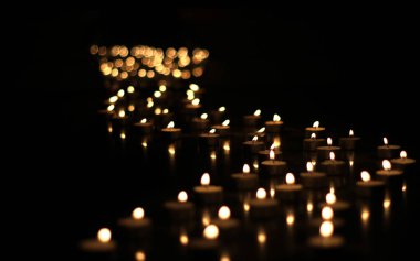 Mum ışığı - mumlar geceleri oluşan yol