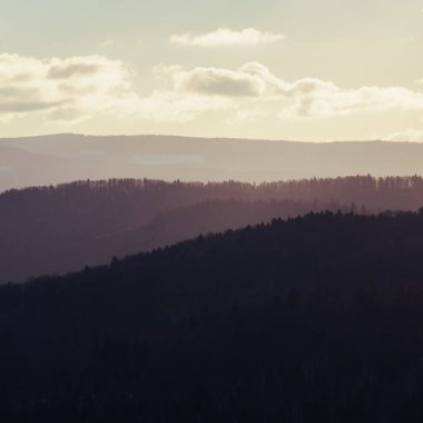 Sisli dağlarda gün batımı. Dağlar güzel günbatımında ufuklar.