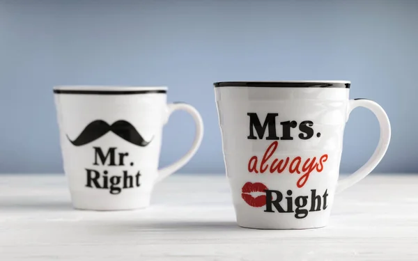 Dos tazas con texto impreso, el Sr. derecho y la Sra. siempre tienen razón. Frase divertida sobre la vida de las parejas impresa en tazas — Foto de Stock