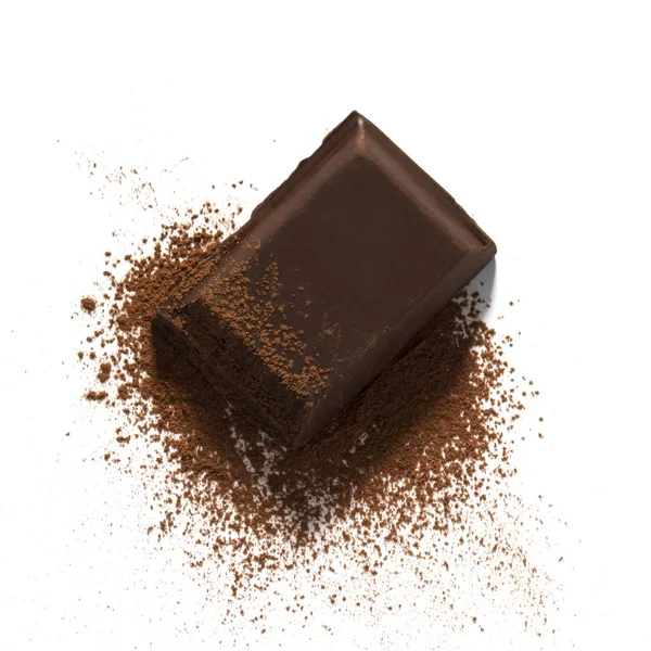 Темный шоколад кусок на какао порошок изолированы на белом фоне — стоковое фото