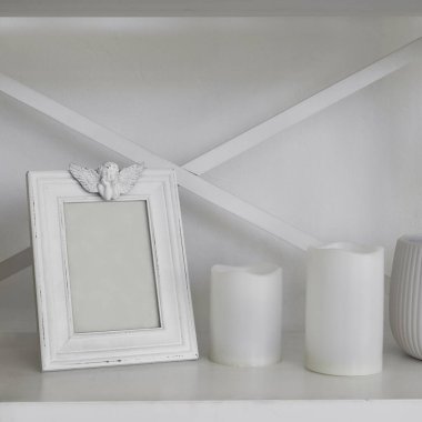 Boş boş tahta çerçeve ve beyaz mumlar ahşap rafta kopyalama alanı olan