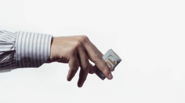 Erkek elleri beyaz arka planda izole edilmiş para veriyor