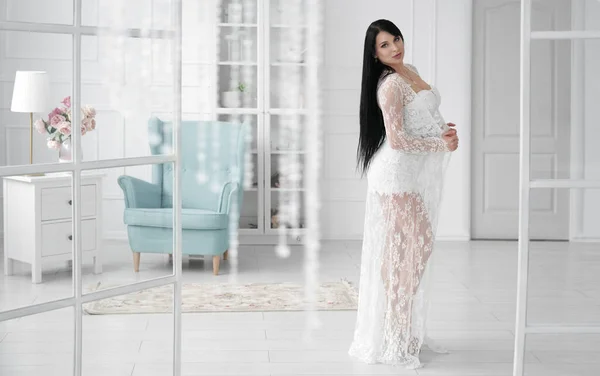 Retrato de glamour Mujer en vestido blanco de pie en colores blanco y pastel sala de estar brillante — Foto de Stock