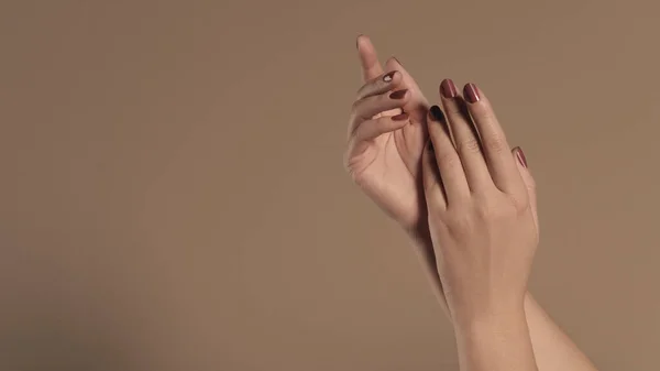 女性の美しい手で塗装赤爪 — ストック写真