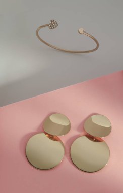 Modern küpelerin üst görünümü pembe ve beyaz arka plan pastel renkli kağıt üzerinde çift