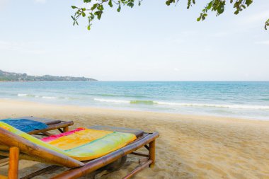 Şezlong mavi denizin yanında bir ödül plaj renkli havlu ile