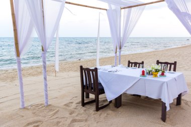 Romantik yemek masası için üç kişi Tayland kumlu bir plaj set