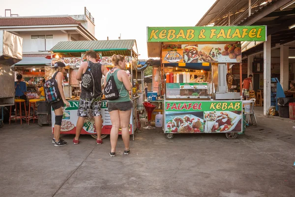 Young people eating kebab and falafel at thai nightmarket — Stock Photo, Image