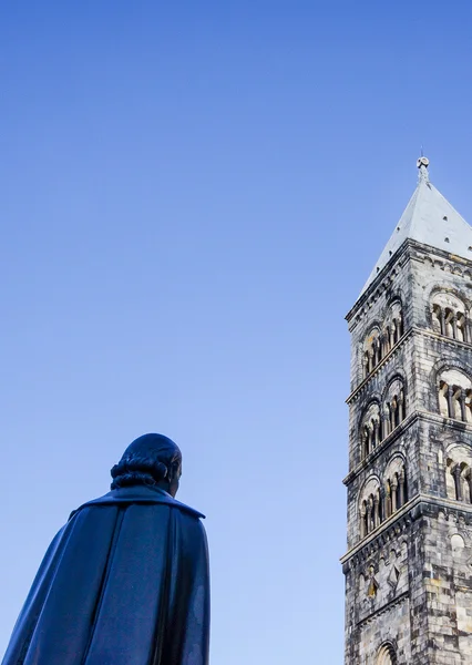 Statue de Henric Schartau devant la cathédrale de Lund — Photo