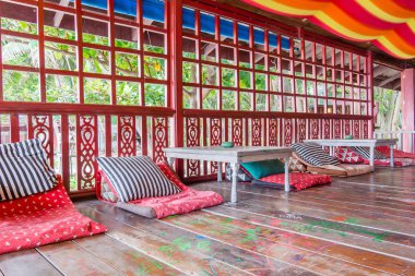 Hippe Restoran çiçek gücü tarzı ahşap mobilya ile