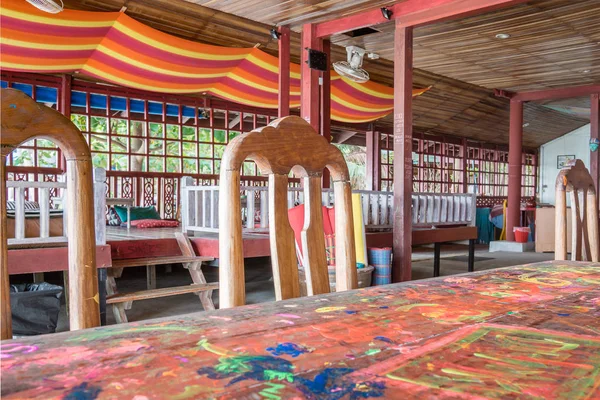 Hippe Restoran çiçek gücü tarzı ahşap mobilya ile