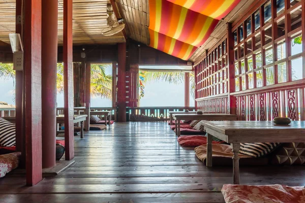 Hippe 餐厅，在花的力量与木制家具的风格 — 图库照片