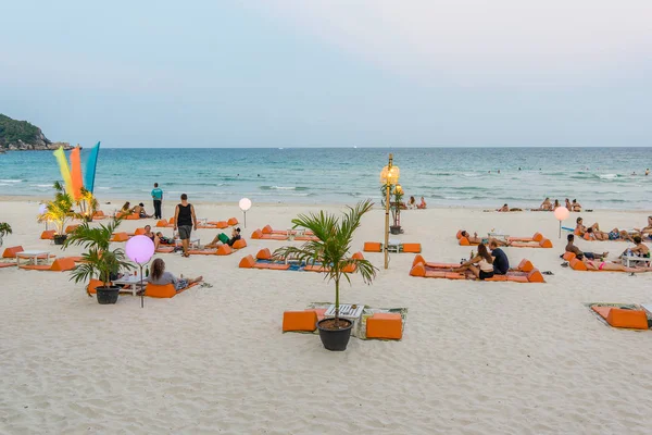 People sit on carpets at the full moon party beach — Stock Photo, Image
