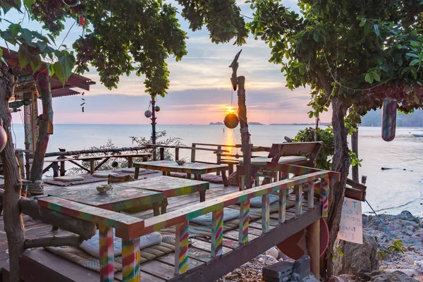 Puesta de sol tropical sobre un bar hippie en Tailandia —  Fotos de Stock