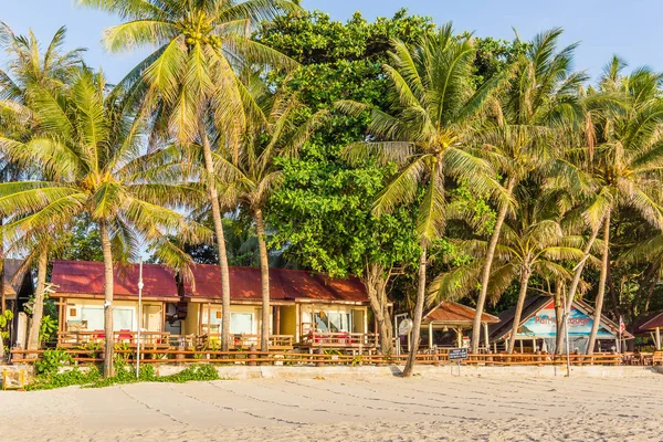 Тропические пляжные бунгало с пальмами на тайском острове — стоковое фото