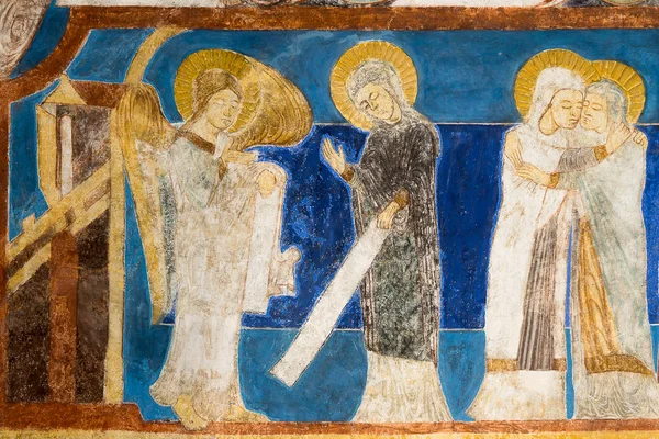 Fresco románico de la anunciación. El ángel Gabriel le dice a María que dará a luz un hijo —  Fotos de Stock