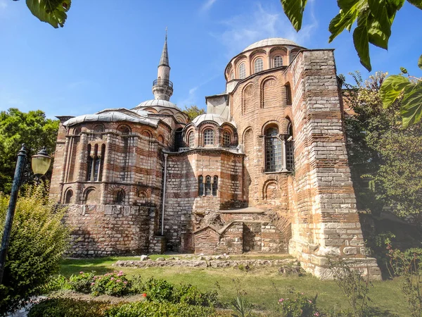 Istanbul'da Cumhuriyet Anıtı. Benzersiz mozaikli antik Bizans Kilisesi