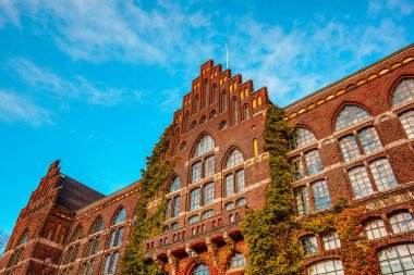 Lund Üniversitesi Kütüphanesi, mavi gökyüzü karşı bina büyük bir tuğla
