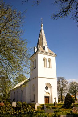 Kırsal kesimde beyaz bir kilise