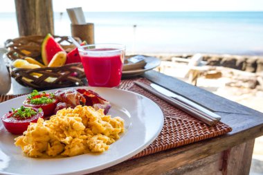 Vietnam'da bir sahil masada Kahvaltı