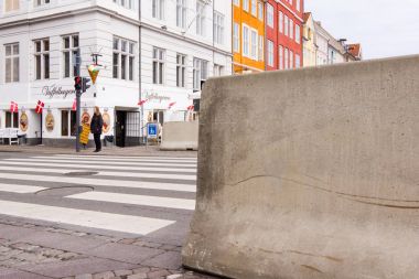 Kopenhag teröre karşı beton bariyerler. kamyon terörü durdurmak 