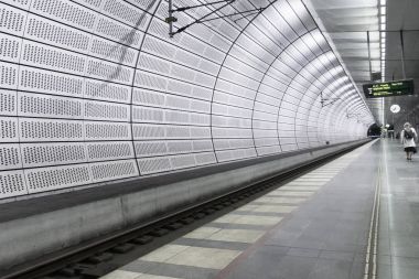 Malmo, İsveç'te bir metro istasyonunda yalnız yürüyen kadın