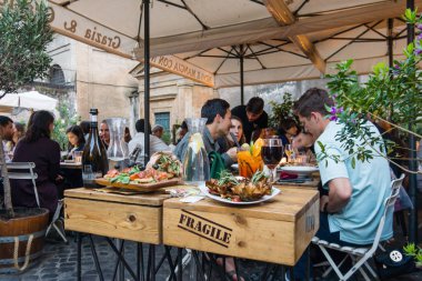 açık bir İtalyan restoranında akşam yemeği
