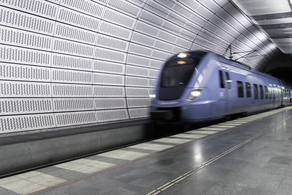  Malmo metro istasyonunda mavi tren geldiğinde
