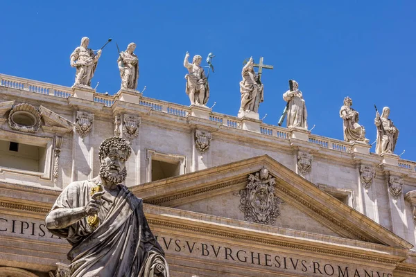 St. Peter ile St. Peters churc önünde elinde anahtar