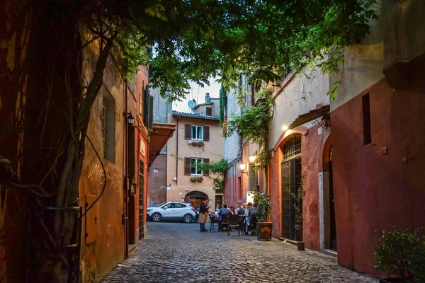 Spise middag på en utendørs italiensk restaurant i en smal – stockfoto