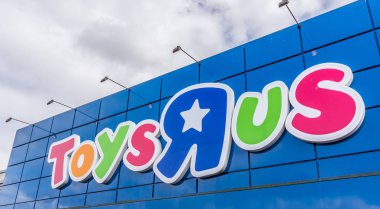 Mavi gökyüzü karşı imzala. ToysRus bir Amerikan oyuncak perakendeci olduğunu. 