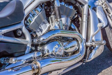 Harley Davidson motorunun parlak krom 