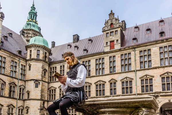 Aktör Kronborg Kalesi'ne Prens Hamlet gerçekleştirme
