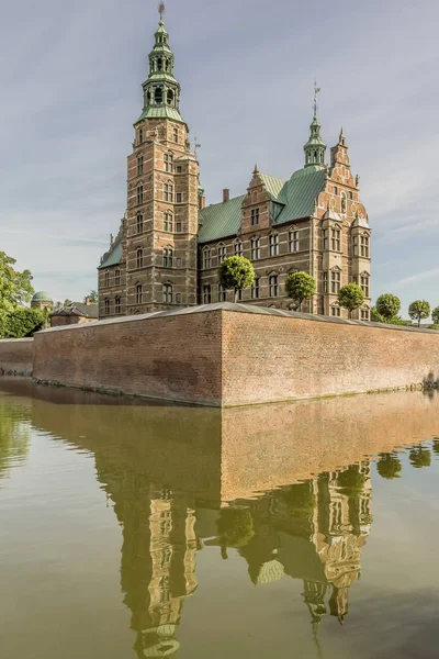 Castelo de Rosenborg em Copenhague, reflexões no fosso — Fotografia de Stock