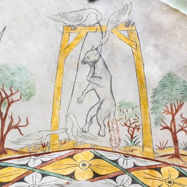 Gansos colgando un zorro en la horca, fresco medieval — Foto de Stock