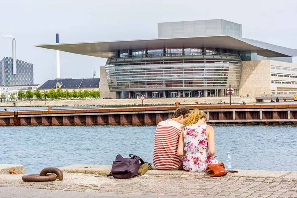 Casal sentado no cais em frente à Ópera de Copenhaga — Fotografia de Stock