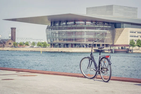 Велосипед перед Королівського оперного театру в Копенгагені — стокове фото